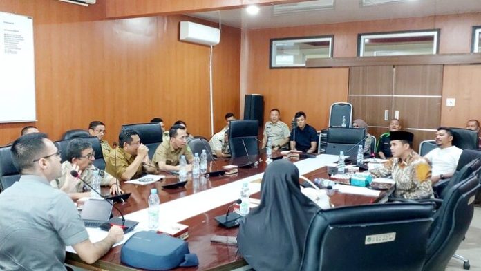 Komisi III DPRD Medan saat menggelar rapat evaluasi dengan Bapenda (f:ist/mistar)