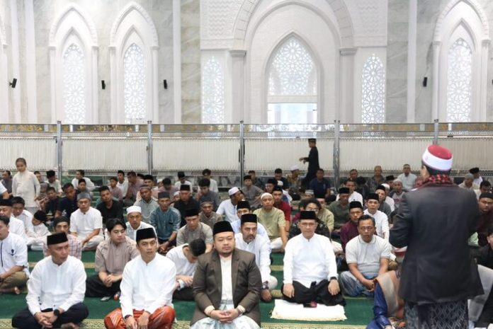 Bupati Tapsel Dolly Pasaribu bersama warga sedang mendengar khutbah shalat Idul Fitri 1445 Hijriyah. (f:ist/mistar)