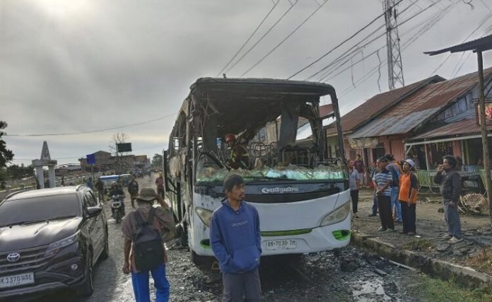 bus terbakar