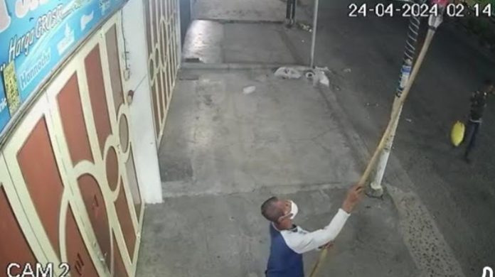 Tangkapan layar rekaman CCTV aksi pencurian bola lampu di media sosial (f:ist/mistar)