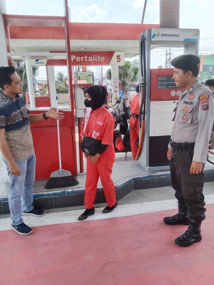 Personel Satreskrim Polres Sergai saat mengecek SPBU (f:damanik/mistar)