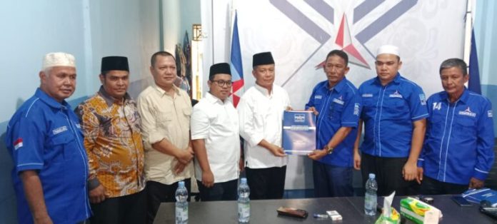 R.H.Sarmadan Hasibuan SH, MM - Mhd Ifdal Hasayangan Harahap SE, MM saat menyerahkan berkas pendaftaran ke Partai Demokrat Padang Lawas. (f: ist/mistar)