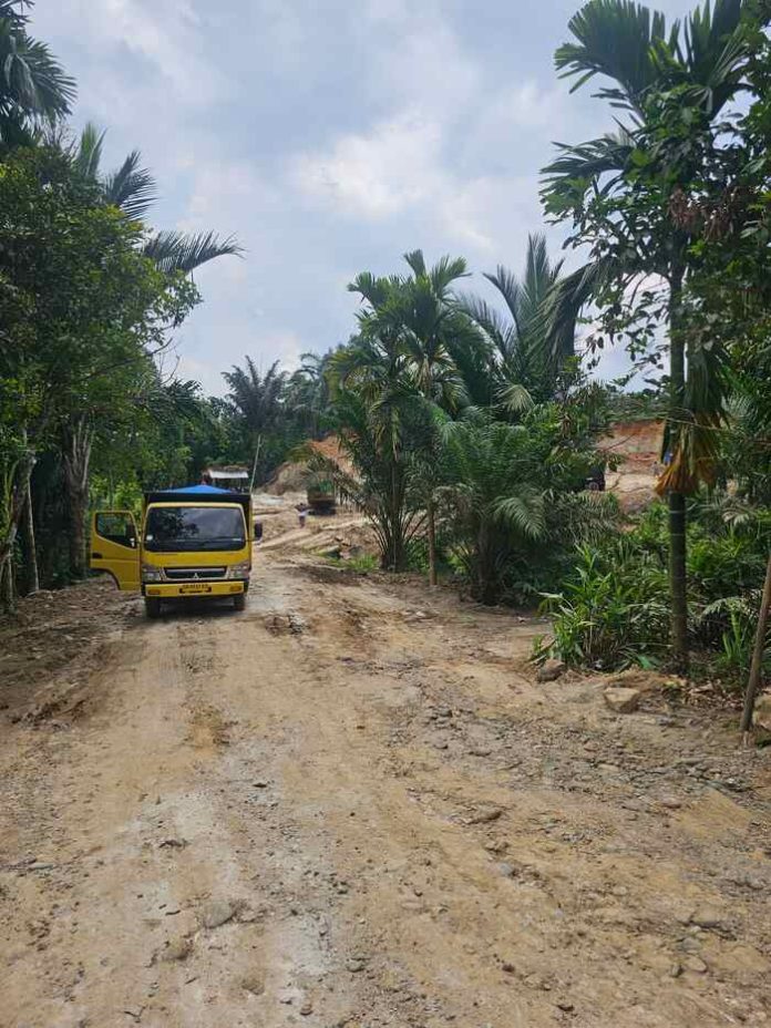 Lokasi galian C Kebun Limau Mungkur Desa Lau Barus Baru Kecamatan STM Hilir Kabupaten Deli Serdang.(f: sembiring/mistar)