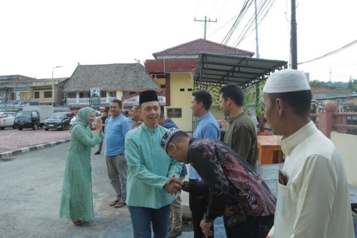 Kapolres Samosir AKBP Yogie Hardiman bersalaman dengan anggotanya saat acara halal bihalal.(f:ist/Mistar)