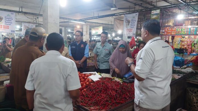 Tim Satgas Pangan Provinsi Sumatera Utara (Sumut), salah satunya KPPU Kanwil I Medan melakukan monitoring harga bahan pokok di Pasar Petisah Medan. (f:anita/mistar)