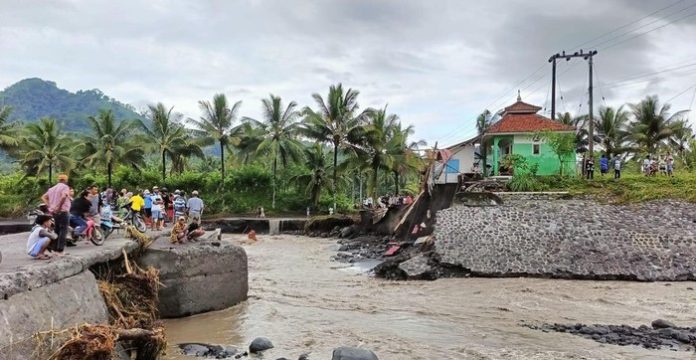 Salah satu jembatan di Lumajang putus akibat banjir lahar dingin Gunung Semeru (f:detik/mistar)