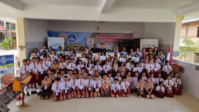 Peserta lomba mata pelajaran tingkat sekolah dasar se-kecamatan Simanindo bersama perwakilan Regal Spring Indonesia.(f:ist/mistar)