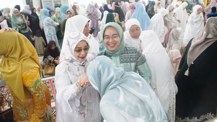 Plt Bupati Labuhanbatu berjabatan tangan dengan para jamaah usai shalat Idul Fitri (f:ist/mistar)