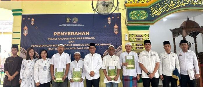 WBP Lapas Pematangsiantar mendapatkan remisi khusus Idulfitri. (f:ist/mistar)