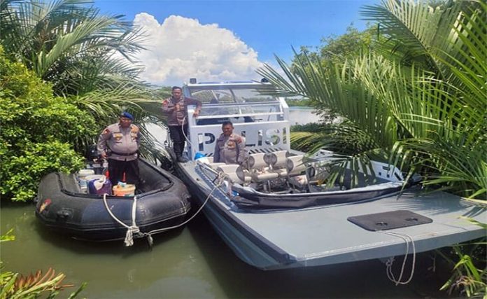 Kapal patroli Dit Polairud poldasu bersama instansi terkait berusaha memburu buaya (f:ist/mistar)