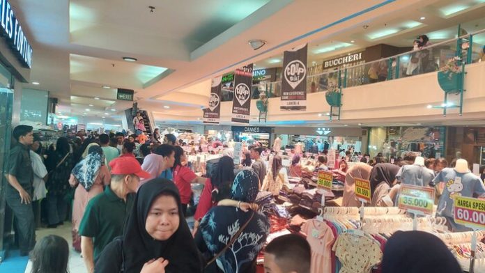 H-2 Idul Fitri 1445 Hijriah/2024 mall di Kota Medan dipadati warga yang berburu baju baru. (f:anita/mistar)