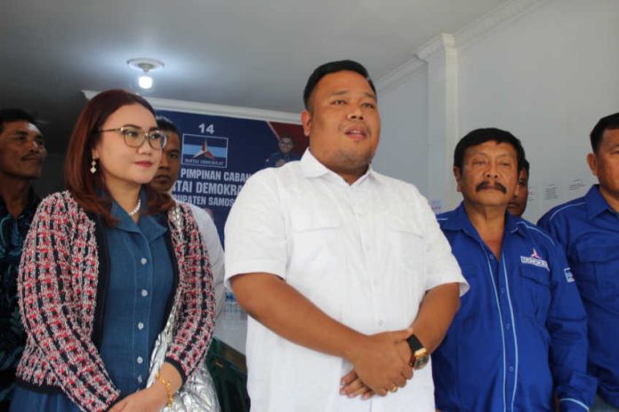 Freddy Situmorang saat mendaftar di Kantor DPC Partai Demokrat Kabupaten Samosir.(f:Josner/Mistar)