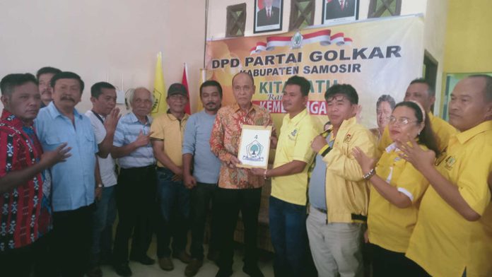 Wakil Bupati Samosir, Martua Sitanggang mendaftar di Partai Golkar.(f:josner/Mistar)