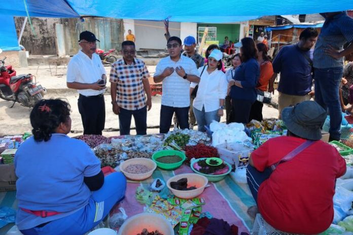 Pj Bupati Taput mengadakan sidak ke pasar guna mengetahui kondisi harga dan stok kebutuhan pokok (f:ist/mistar)