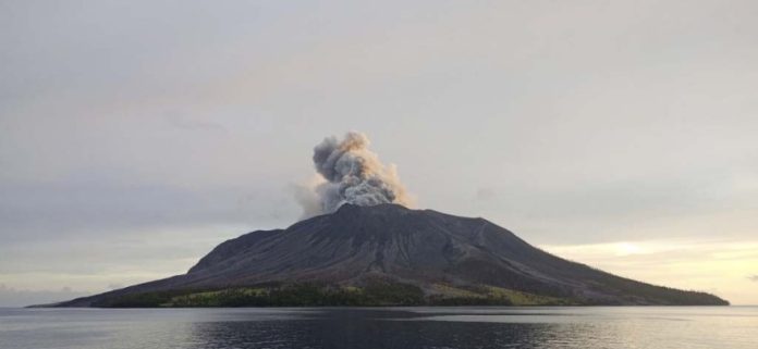 Gunung Ruang di Kabupaten Kabupaten Kepulauan Sitaro, Sulawesi Utara kembali erupsi (f:republika/mistar)