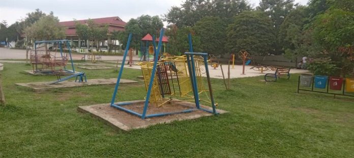Sejumlah sarana tempat bermain anak di Lapangan Merdeka Sri Mersing, Kota Tebing Tinggi, tampak kusam dan rusak.(f:Nazli/mistar)