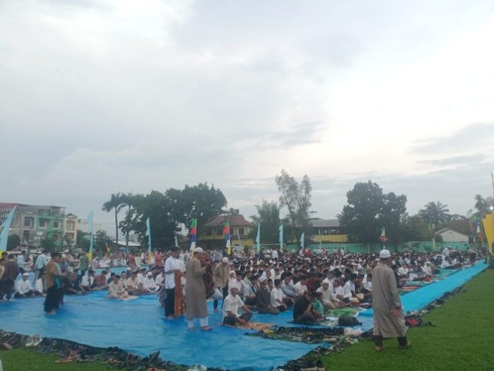 Ribuan jamaah muslim ikut melaksanakan shalat Idul Fitri di Lapangan Sejati Pratama Medan Johor (f: matius/mistar)