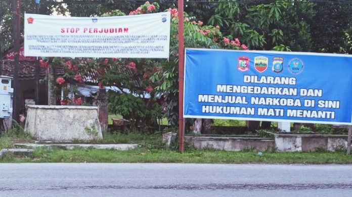 Spanduk larangan stop perjudian bertebaran di Kota Tanjung Balai (f:saufi/mistar)