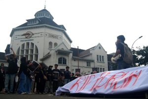 AKBAR SUMUT menggelar aksi unjuk rasa di depan Kantor DPRD Sumut hingga long march di Lapangan Merdeka, Medan, Sumatera Utara, Rabu (1-5-2024) (f:Adil Situmorang / Mistar)