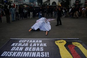 AKBAR SUMUT menggelar aksi unjuk rasa di depan Kantor DPRD Sumut hingga long march di Lapangan Merdeka, Medan, Sumatera Utara, Rabu (1-5-2024) (f:Adil Situmorang / Mistar)