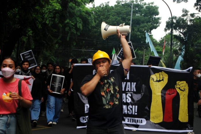 Puluhan massa aksi yang tergabung dalam Aliansi Kemarahan Buruh dan Rakyat Sumatera Utara (AKBAR SUMUT) menggelar aksi unjuk rasa di depan Kantor DPRD Sumut (f:fAdil Situmorang/mistar)