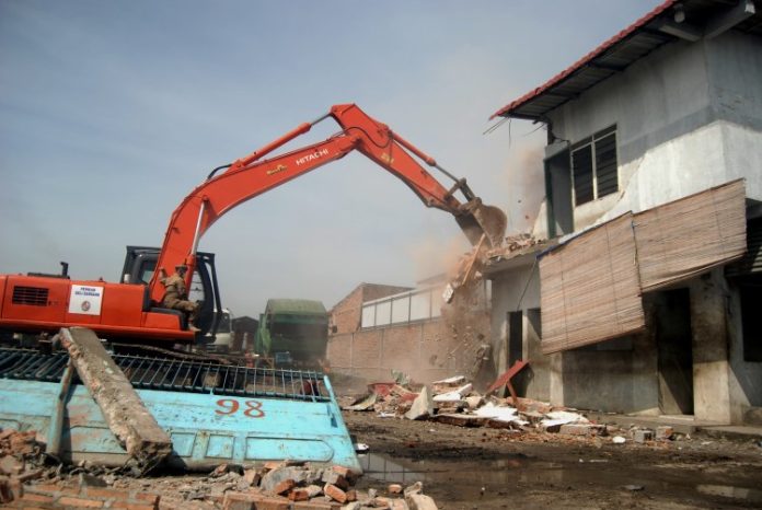 Alat berat meratakan bangunan gedung di kawasan bekas lahan PTPN IV di Desa Sampali, Percut Sei Tuan, Deli Serdang, Sumatera Utara