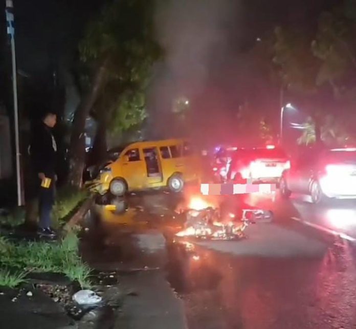 Sepeda motor Yamaha Nmax terbakar di Jalan Gatot Subroto Medan usai terlibat kecelakaan dengan angkot.