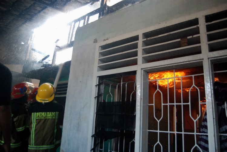 Api melahap atap rumah di Jalan Brigjen Katamso Kota Medan
