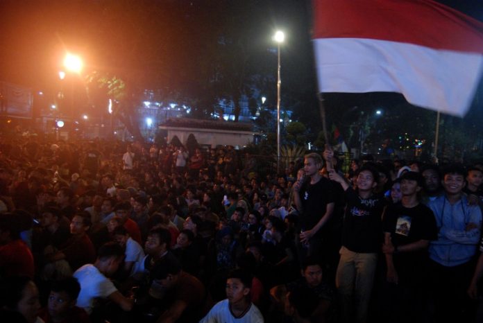 Bendera merah putih berkibar saat warga Medan Nobar Timnas Indonesia melawan Irak