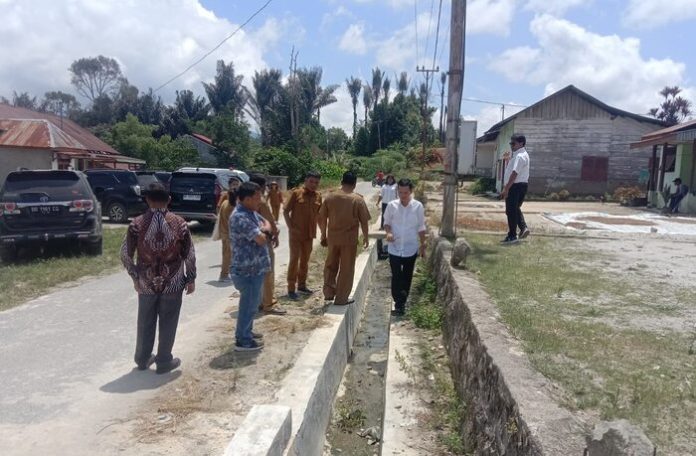 Anggota DRPD  Kabupaten Toba dari Dapil IV cek pekerjaan Drainase Dolok Sae sepanjang 120 meter di Kelurahan Parsoburan Tengah. (f:ist/mistar)
