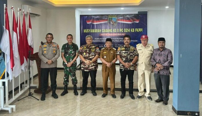 Ketua FKPPI Tanjung Balai Anton King foto bersama Forkopimda dan Ketua PD KB FKPPI Sumut H.Khairuddin Sitorus (Haji Buyung) (f:saufi/mistar)