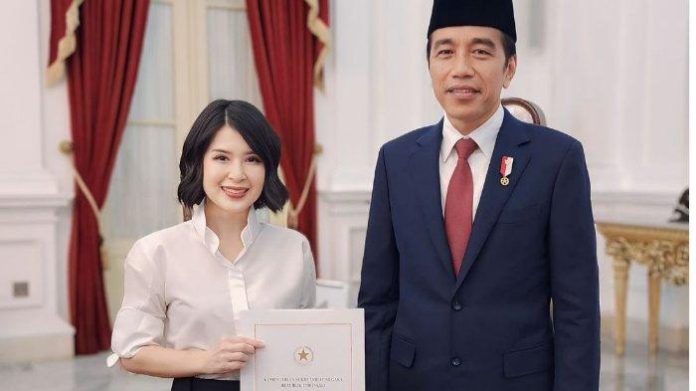 Grace Natali berdiri dengan Jokowi dengan memegang berkas (f:ist/mistar)