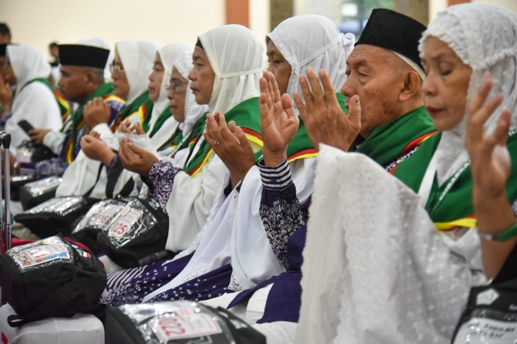 Jamaah calon haji asal Kabupaten Asahan berdoa saat pelepasan pemberangkatan haji di asrama haji embarkasi medan