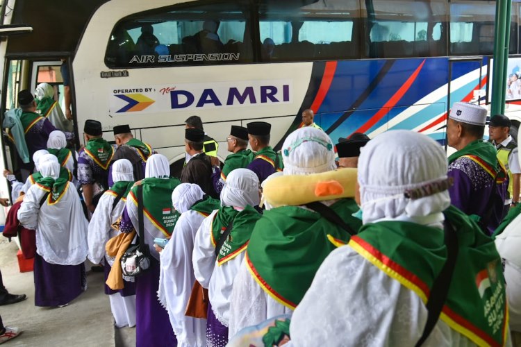 Jamaah calon haji asal Kabupaten Asahan memasuki bus pemberangkatan menuju Bandara Kualanamu