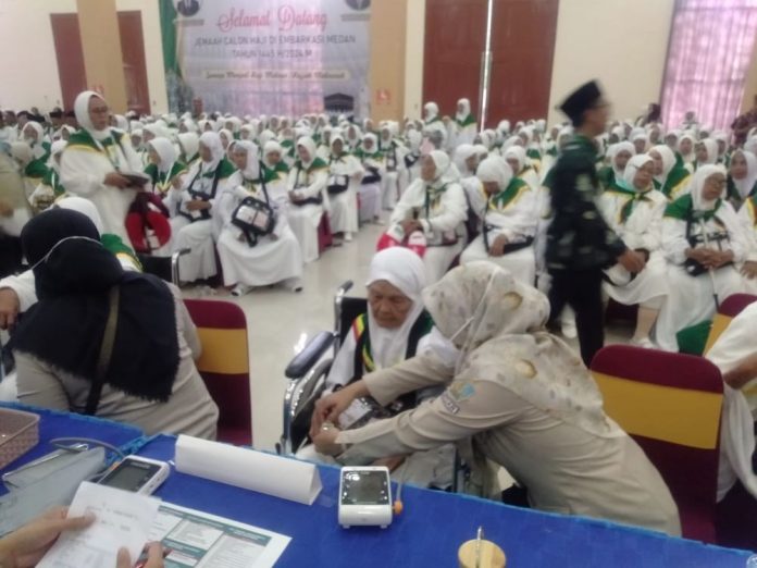 Jemaah Calon Haji (JCH) asal Kabupaten Asahan kelompok terbang (kloter) 1 masuk ke Asrama Haji Medan