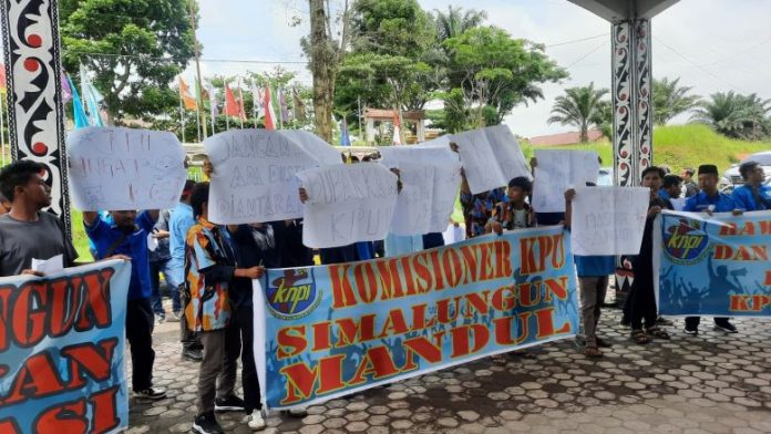 KNPI Simalungun beserta organisasi pemuda lainnya saat menggelar aksi di depan Kantor KPU Simalungun