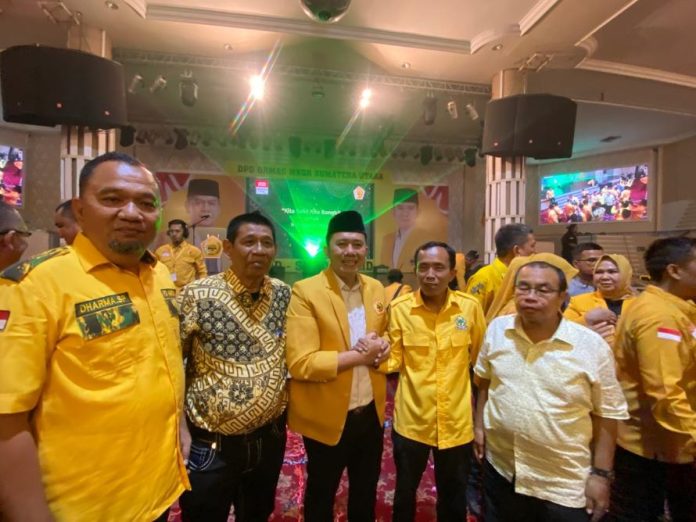Ketua MKGR Sumut terpilih Dharma Putra Rangkuti (pakai peci) bersama sekretaris DPD Golkar Zul Amri dan Ketua AMPG Deli Serdang Dharma S Purba (paling kiri)