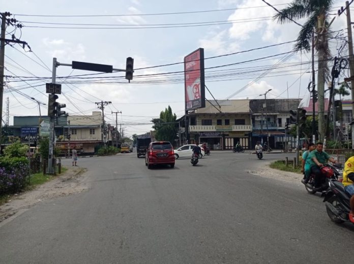 Lampu merah yang tidak berfungsi di simpang empat Jalan Ahmad Yani, Jalan Patuan Anggi, Jalan Pdt Justin Sihombing, Kecamatan Siantar Timur.