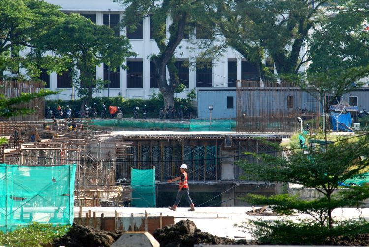 Lokasi konstruksi revitalisasi lapangan merdeka Medan dipenuhi material bangunan