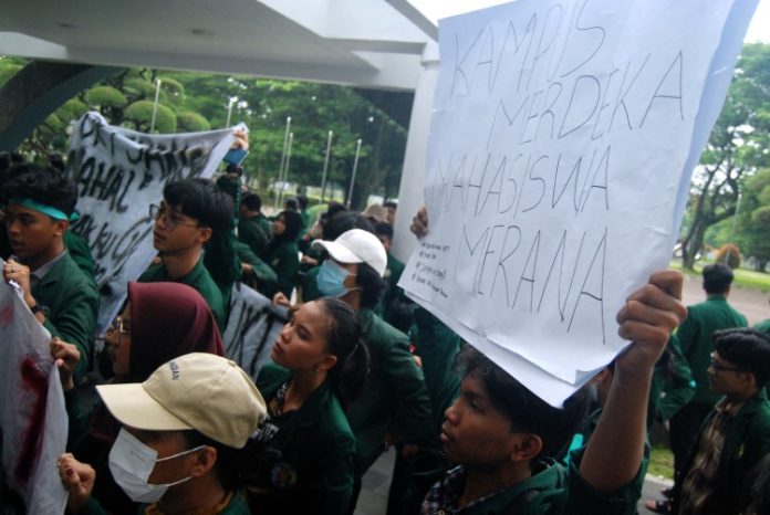 Mahasiswa membawa poster saat berunjuk rasa di halaman Gedung Rektorat USU