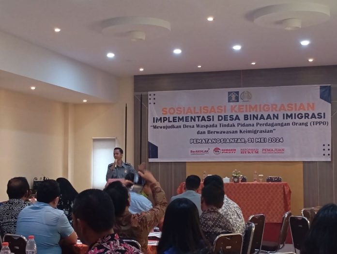 Mewakili Kepala Kantor Imigrasi Siantar, Eka Satriawan mensosialisasikan pentingnya desa binaan