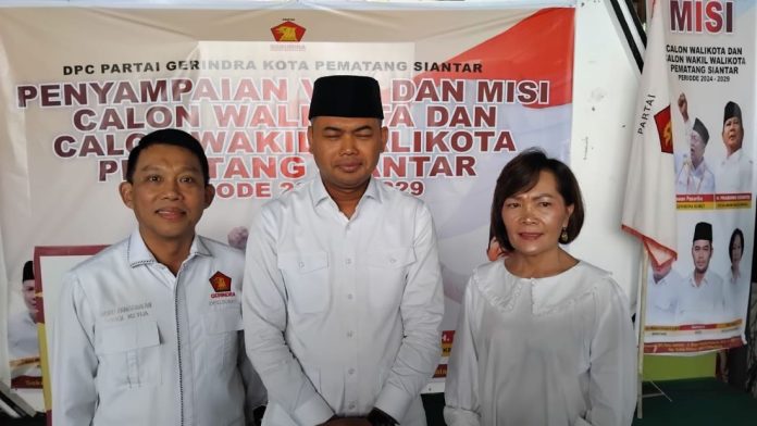 Moko Panggabean (Kiri) Wakil DPD Gerindara Sumut, Gusmiyadi (tengah) Ketua DPC Gerindra Pematangsiantar dan Netty Sianturi (kanan) Ketua Penjaringan Kota Pematangsiantar