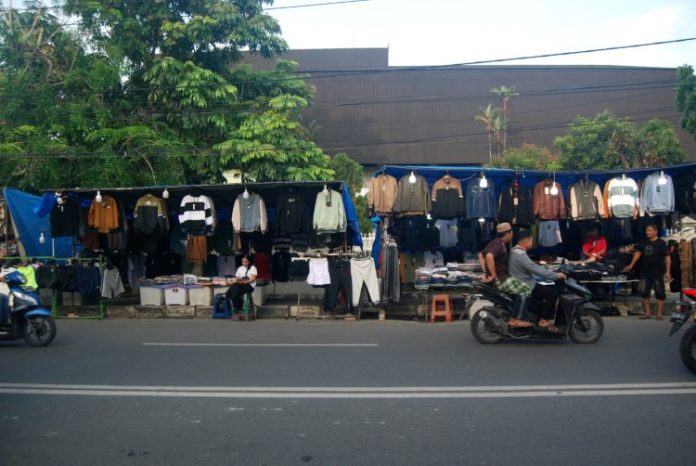 Omzet pedagang pakaian kaki lima mencapai jutaan rupiah per hari