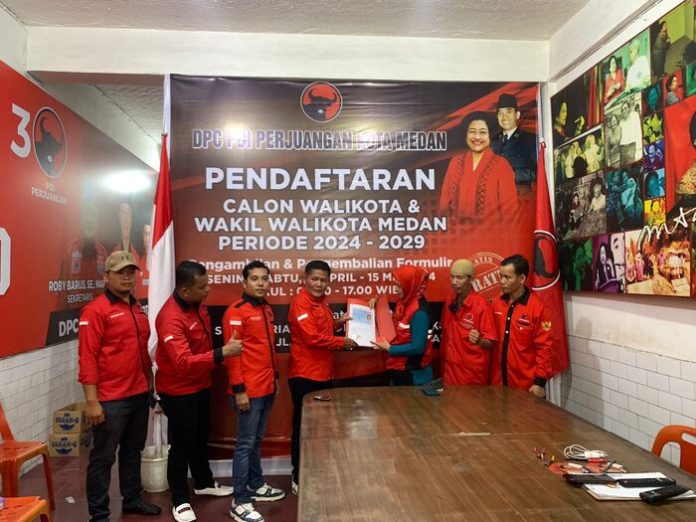 Proses pengembalian berkas pencalonan Richard (f: ist/mistar)