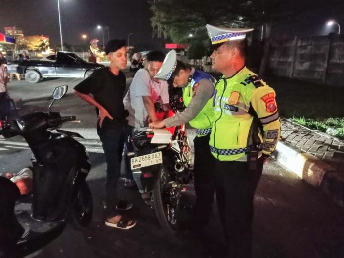 Patroli gabungan menindak sepeda motor berknalpot brong dan pengendara tidak memakai helm