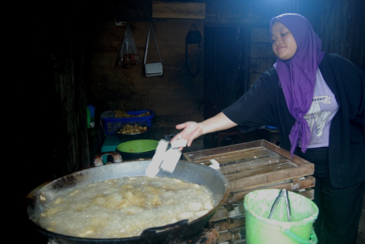 Pedagang gorengan di Medan sedang menggoreng tahu sumedang