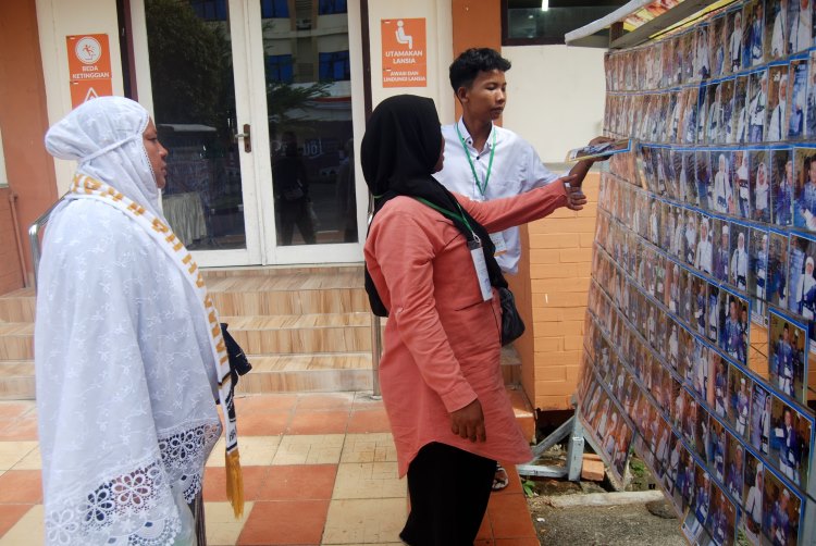 Pekerja memperlihatkan foto jamaah calon haji yang sudah dicetak di Asrama Haji Medan