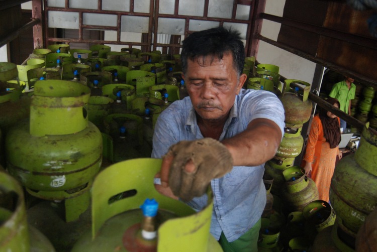 Pekerja pangkalan elpiji subsidi di Medan sedang menyusun tabung LPG 3 kilogram di atas truk
