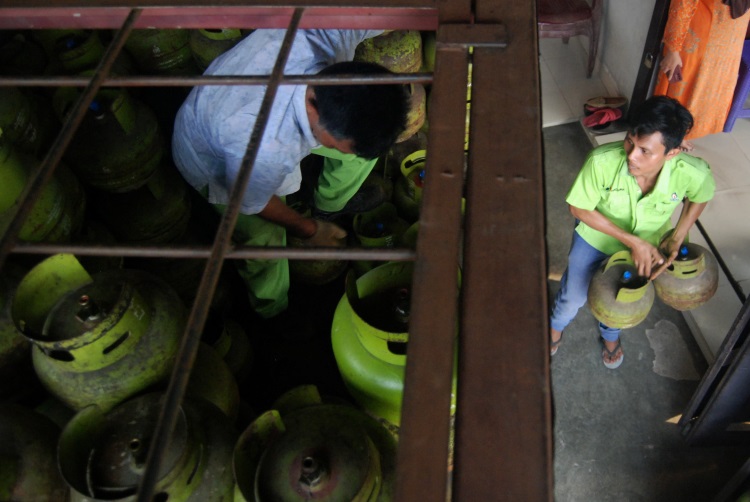 Pekerja pangkalan elpiji subsidi di Medan sedang menyusun tabung LPG 3 kilogram ke atas truk