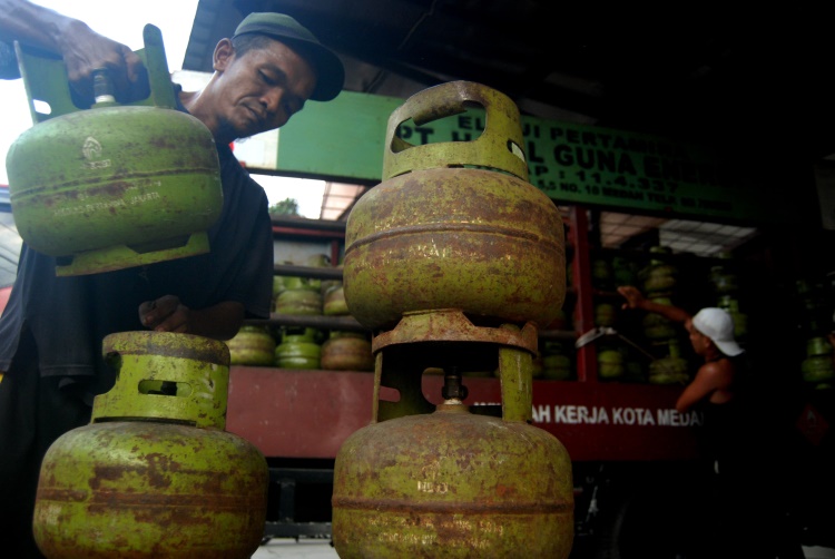 Pekerja pangkalan elpiji subsidi di Medan sedang menyusun tabung LPG 3 kilogram